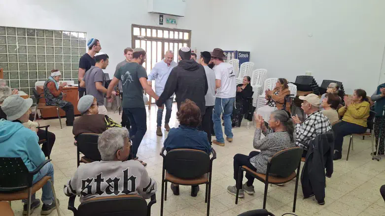 תלמידי קריית גת עם הפנסיונרים