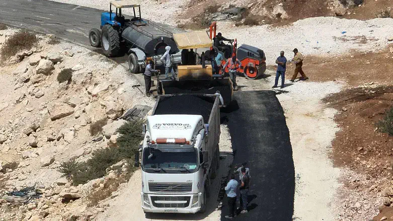 פלסטינים סוללים ומשתלטים על עוד שטח