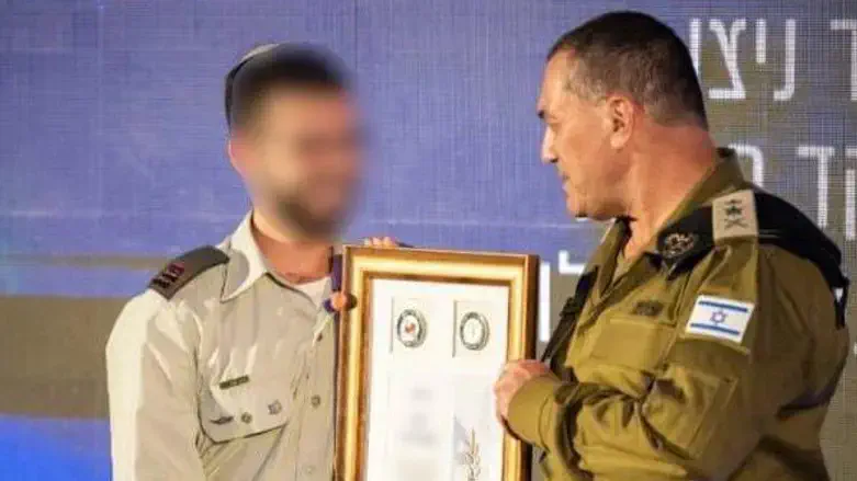 Капитан А. получает медаль за заслуги от начальника Генштаба.