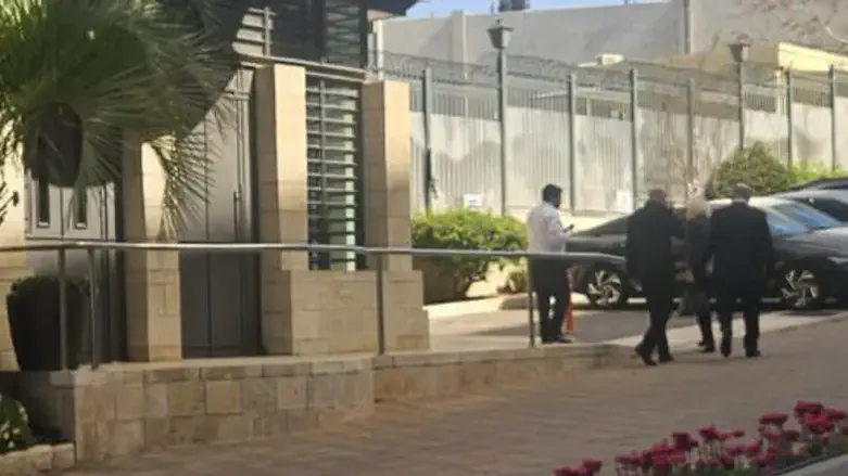 Бахар Миара и Исман покидают обсуждение