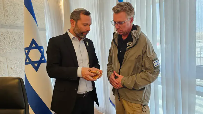 ישראל גנץ שלף קליעים שנורו לעבר ביתו