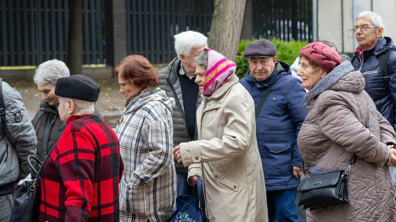 Jewish Ukrainians line up to receive aid