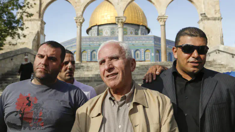 PLO leader Azzam al-Ahmed (center)