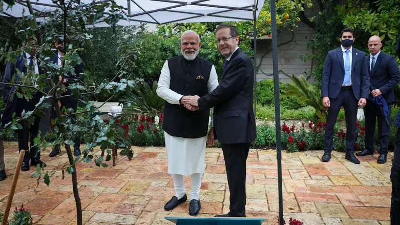 Narendra Modi (L) and Isaac Herzog (R)