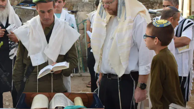IDF Brigade Commander reads the Torah