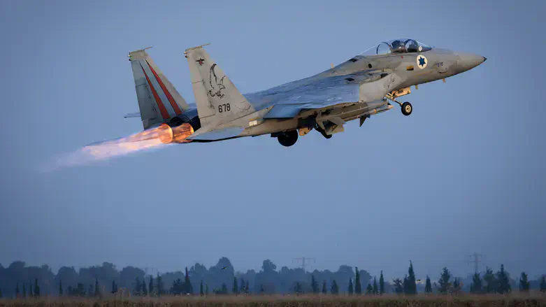 מטוס קרב בדרך לתקיפה