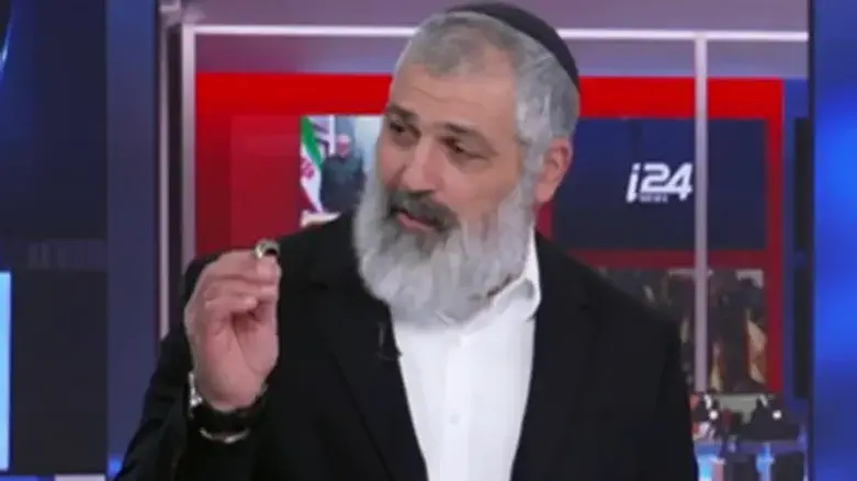 יחזקאלי מציג את הטבעת