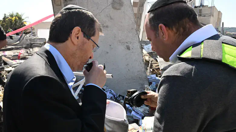 הרצוג עם התפילין