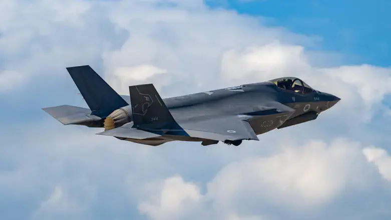 מטוס "אדיר" בדרך לתקיפה