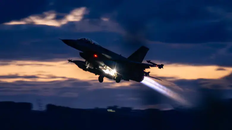 מטוס קרב בדרך לתקיפה