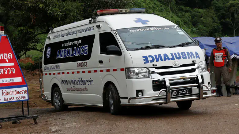 כוחות ההצלה סמוך למערה בתאילנד