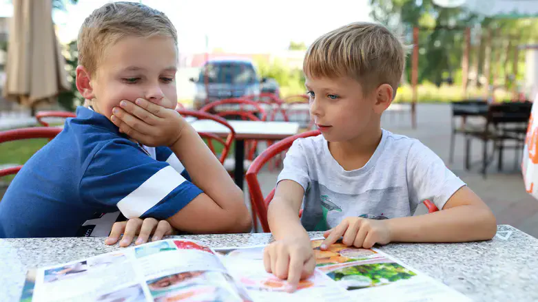 ילדים קוראים עיתון. אילוסטרציה