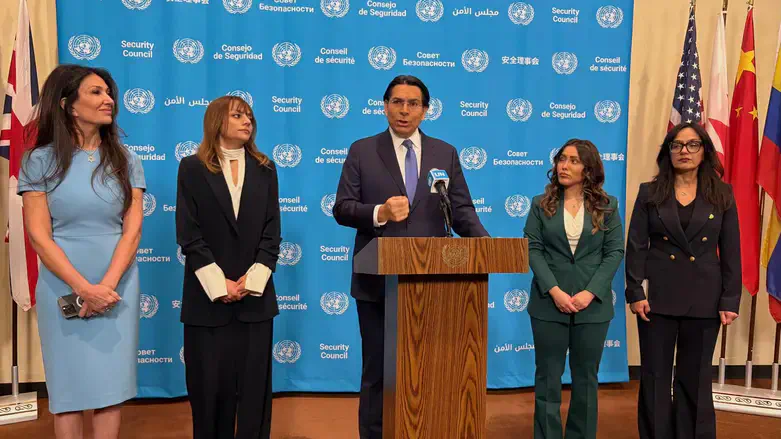 Danon hosts 4 Iranian women