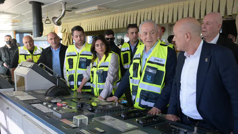 Netanyahu and Regev at Ashdod Port