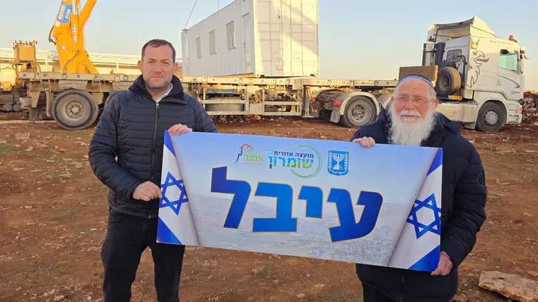 Yossi Dagan (L) and Rabbi Elyakim Levanon (R)