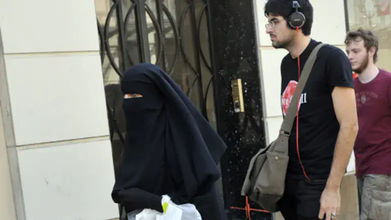 Muslim woman in niqab, Paris (file)