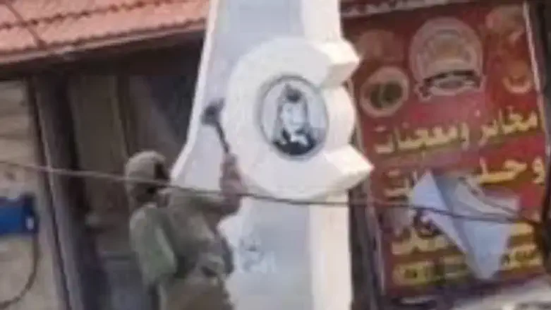 ניתוץ אנדרטה לזכר הארכי מחבל יאסר ערפאת