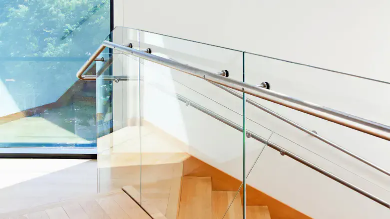 מעקה זכוכית