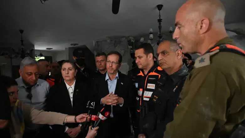 Isaac Herzog and wife Michal visit impact site in Rishon Lezion
