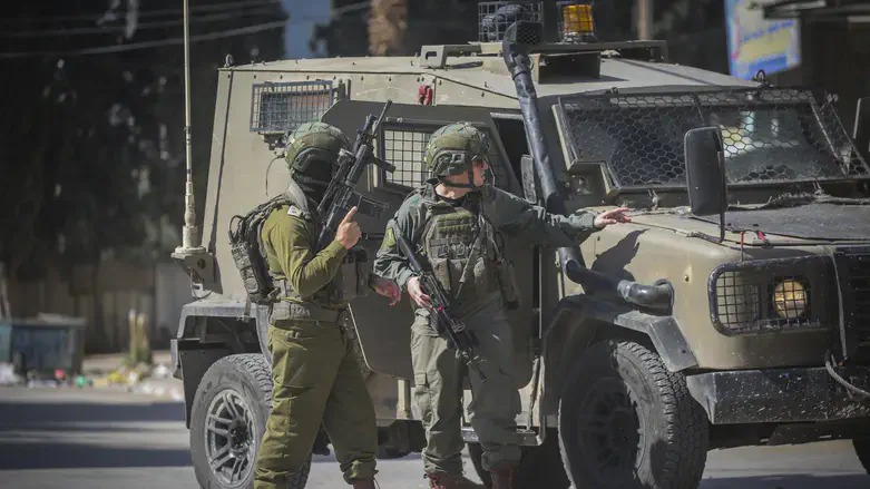 לוחמים בפעילות, אילוסטרציה