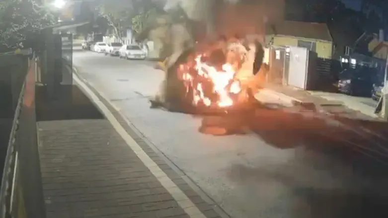 Момент прилёта иранской ракеты в Петах-Тикву