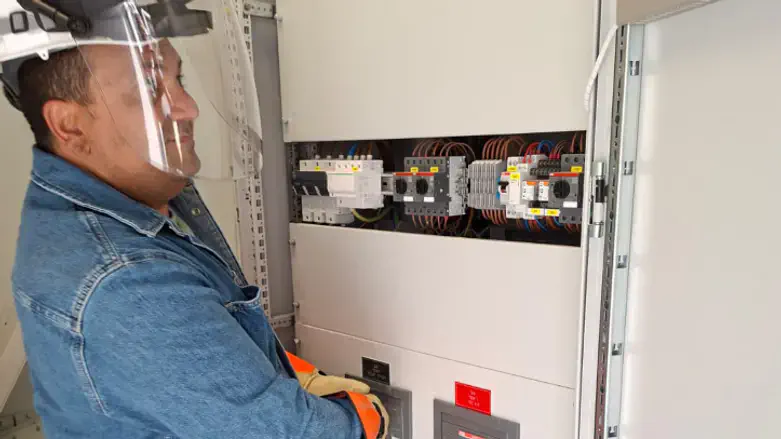 Connecting Homesh to electricity