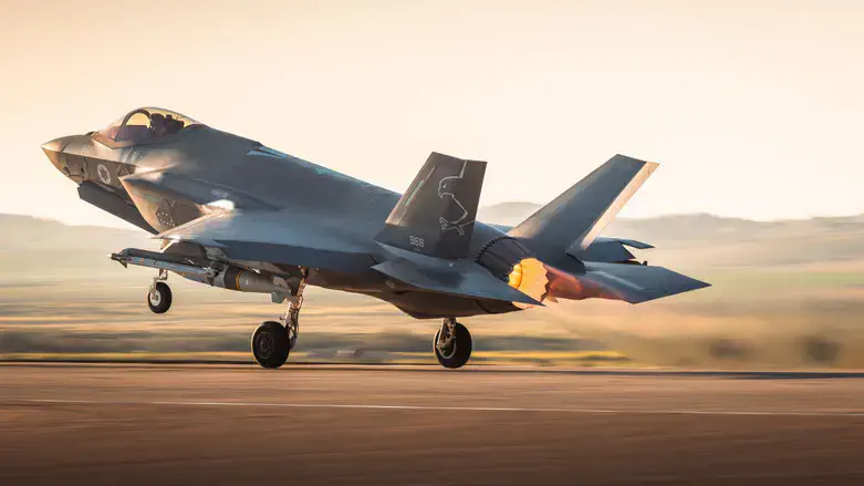 מטוס קרב בדרך לתקיפה