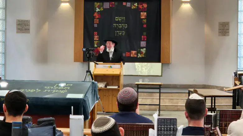 הרב קלמן בר בישיבת מעלה אדומים