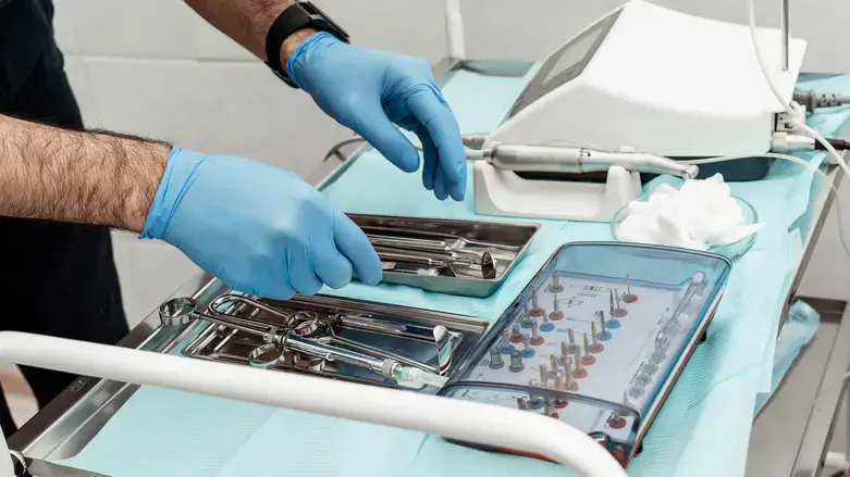 טיפול שיניים. אילוסטרציה