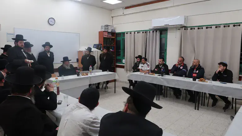 הרב אלתר עם המתנדבים המחלצים