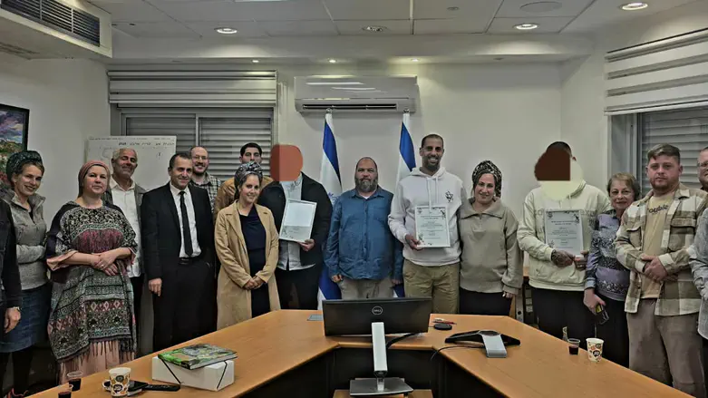 לוחמי כוח 100 וחברי הקרייה