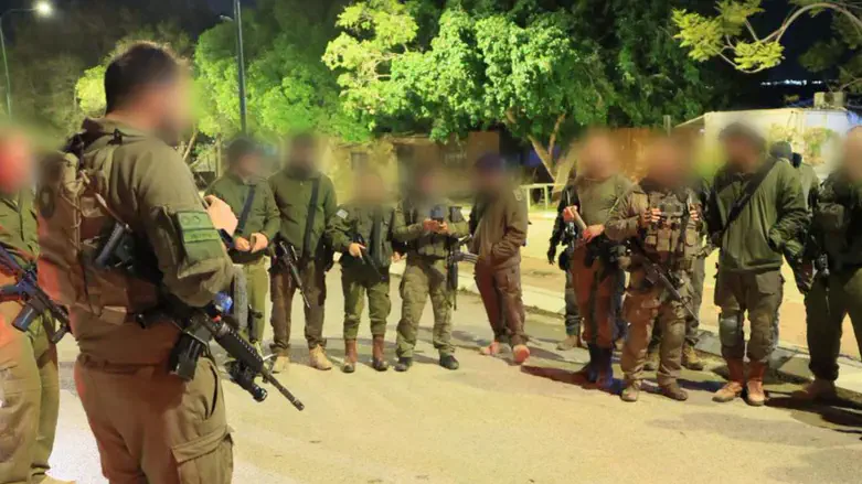 סא"ל במיל' ש' עם הלוחמים