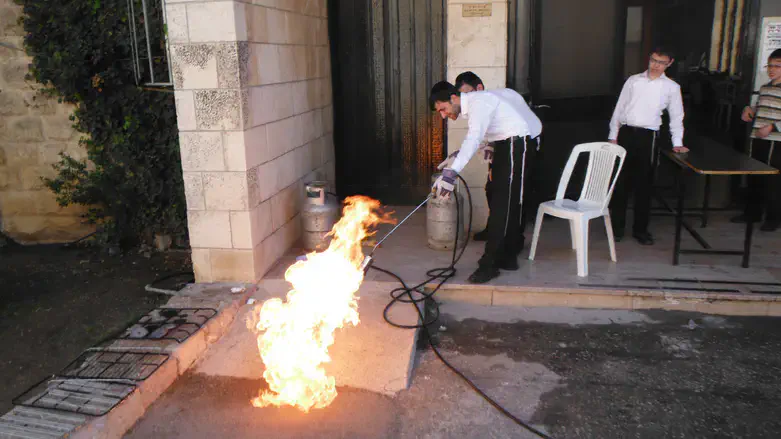 Koshering oven grates for Passover / Pesach