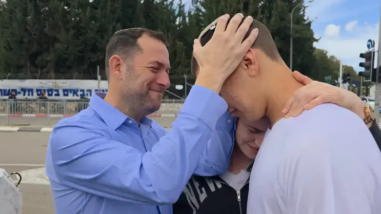 Yossi Dagan blesses his son