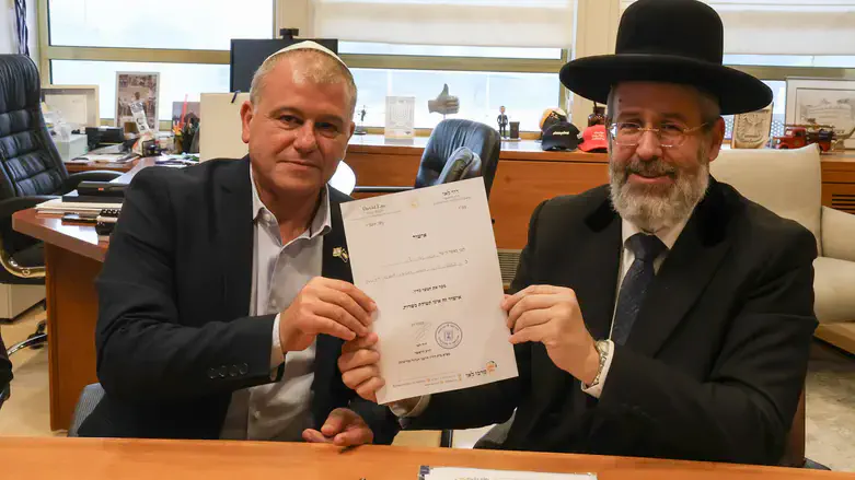 הרב דוד לאו מוכר את החמץ של הכנסת