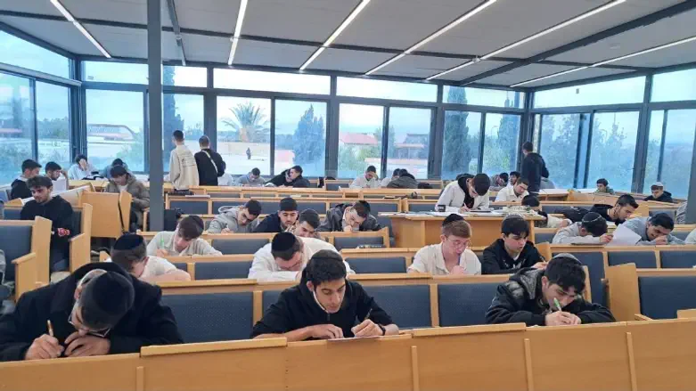 תלמידים בישיבת ברקאי-חיספין