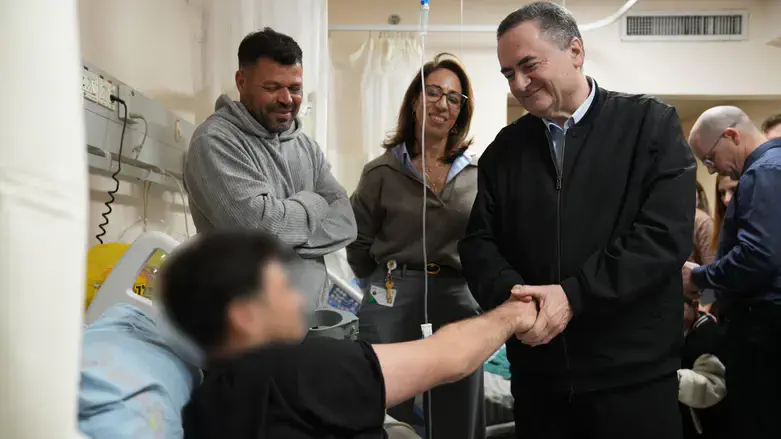 Minister Israel Katz visiting injured soldiers