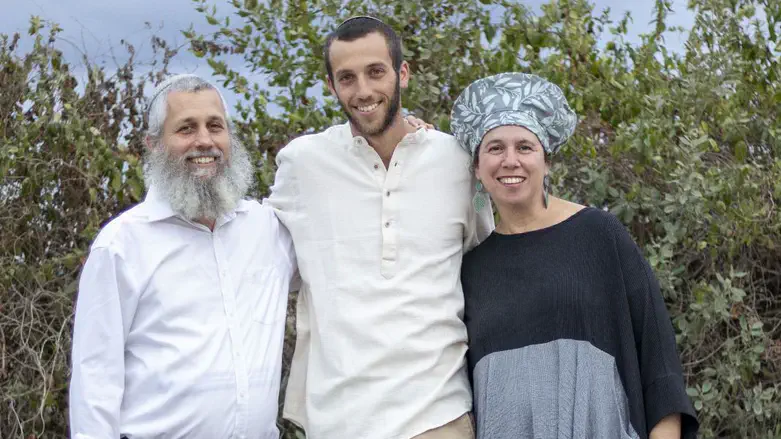 הרב תמיר ואביבית גרנות עם בנם אמתי ז"ל