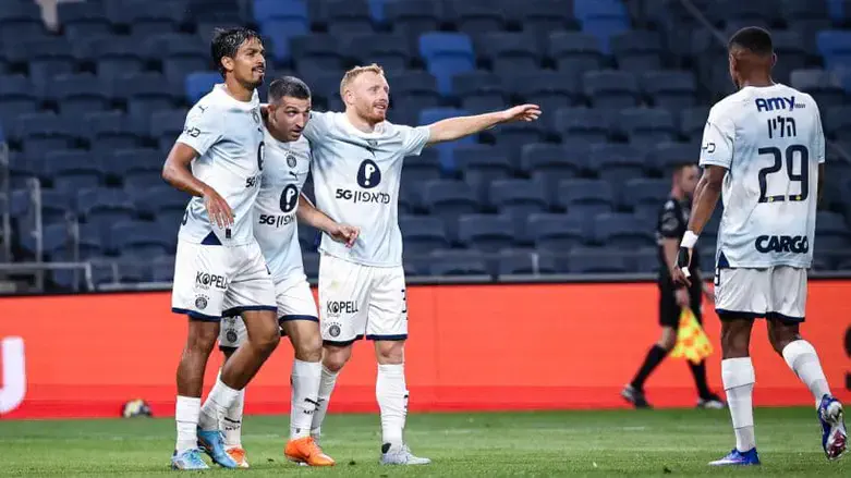 שחקני מכבי חוגגים הערב במשחק החזרה
