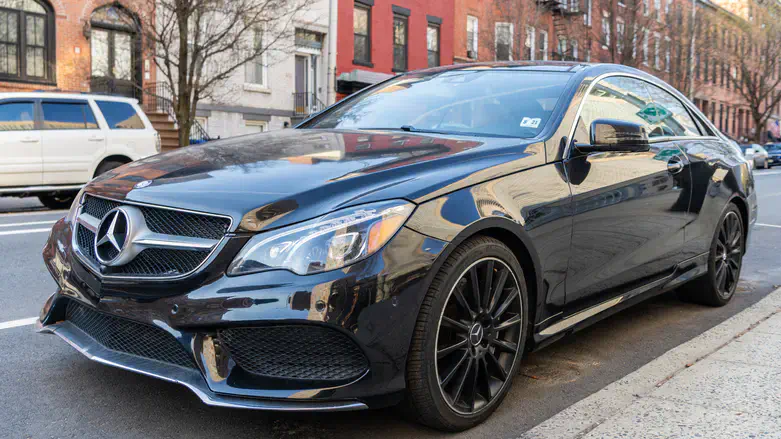 מאחורי הנוצץ