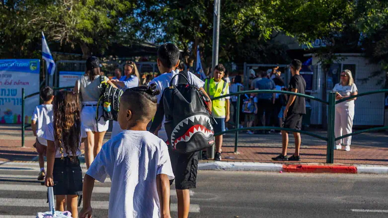 בדרך לבית ספר