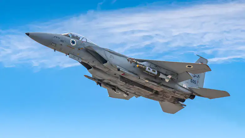 מטוס של חיל האוויר ממריא לתקיפה בטהרן