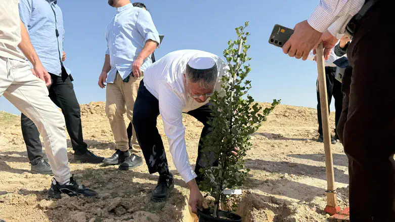Min. Ben Gvir planting in Israel