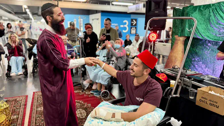 Soldier Itamar Berkovitch blesses the crowd