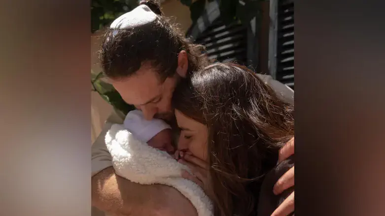 מיכל גרינגליק ובעלה טל עם התינוק