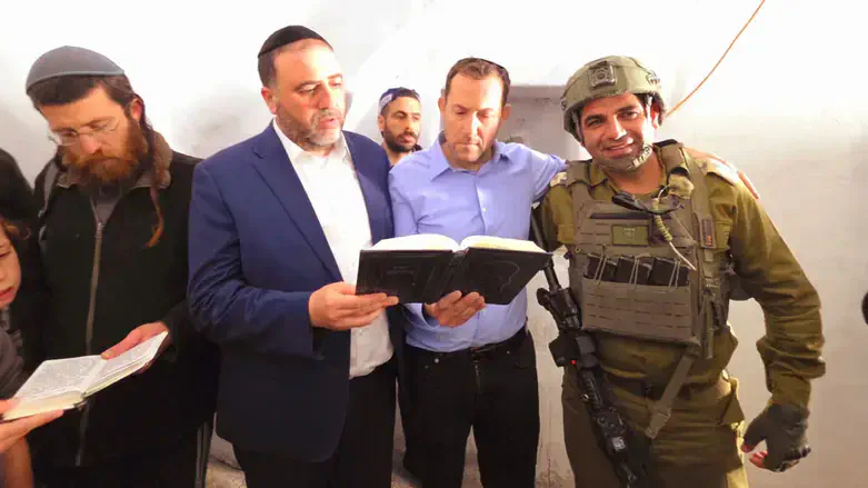 ח"כ משה ארבל עם יוסי דגן בקבר יהושע בן נון