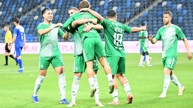 שחקני חיפה חוגגים ניצחון קליל הערב