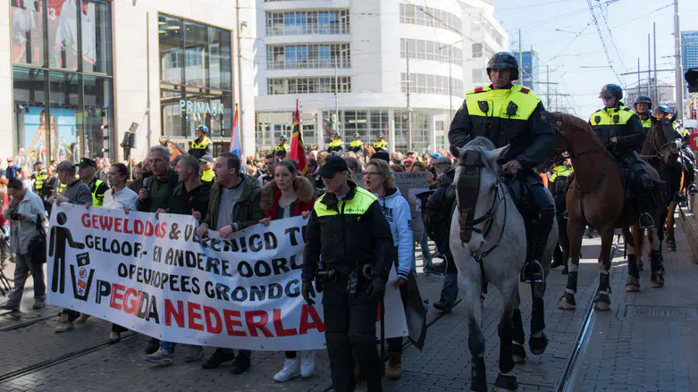 Protesting Muslim immigrants in The Hague