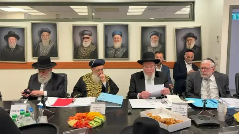הרב קלמן בר והרב דוד יוסף בישיבת מועצת הרבנות