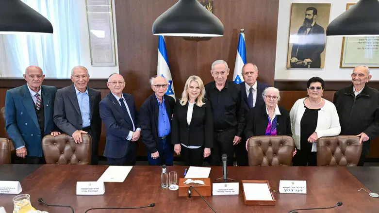 Prime Minister Benjamin Netanyahu and wife Sara Netanyahu with the Holocaust survivors